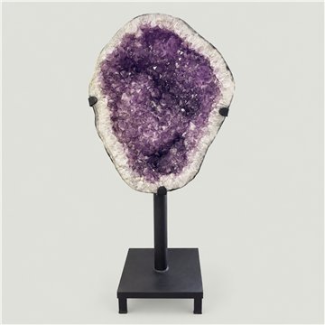 Pieza única. Geoda Amatista. Pie Metal.136kgs. 150x70cm. aprox